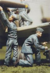 DMM 1/48 RAF Groundcrew Working on Aircraft