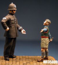 Wee Friends 1/35 WWII British Civilian Policeman With Wee Boy